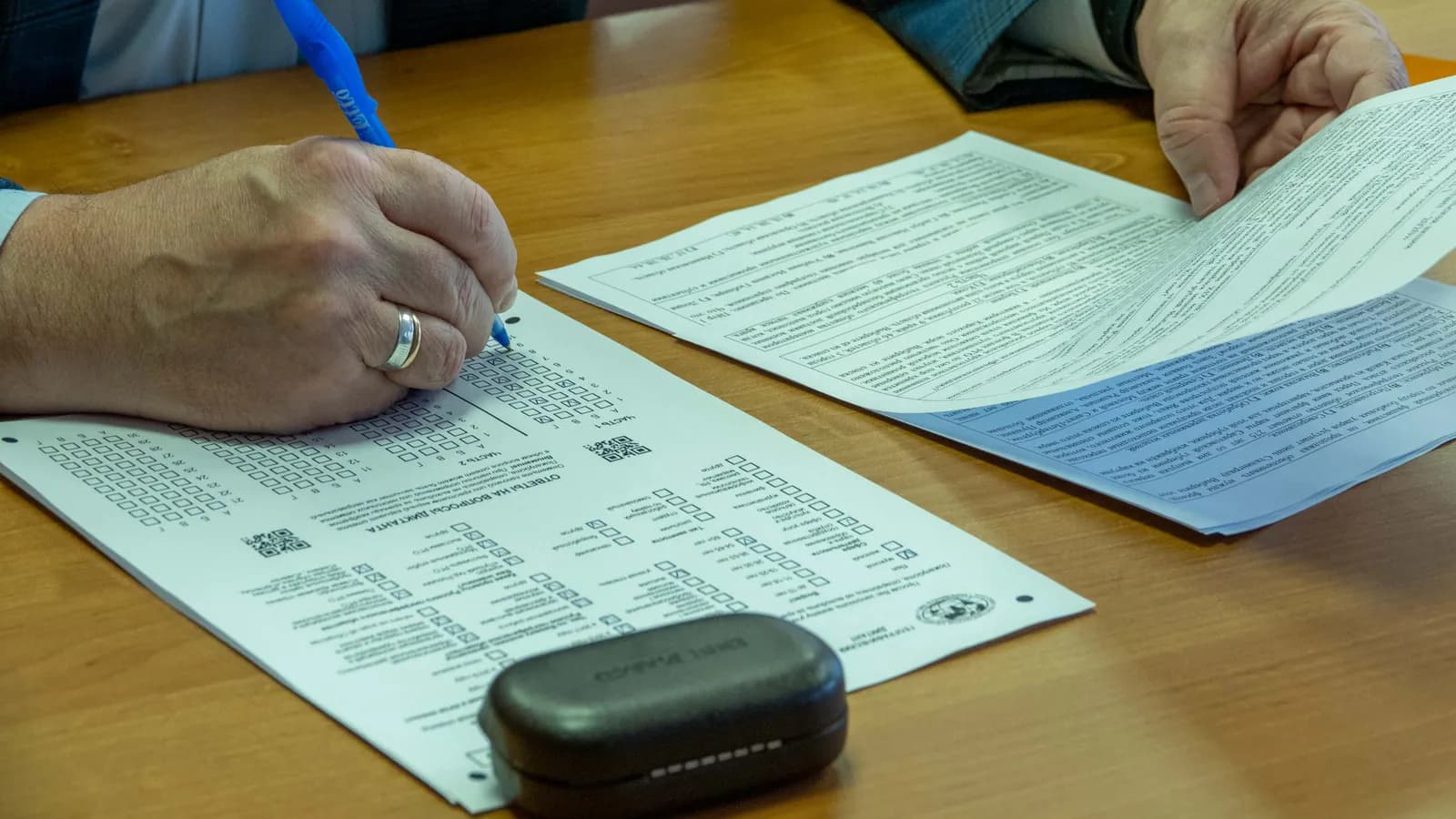 Entrepreneur remplissant des documents administratifs avec un stylo