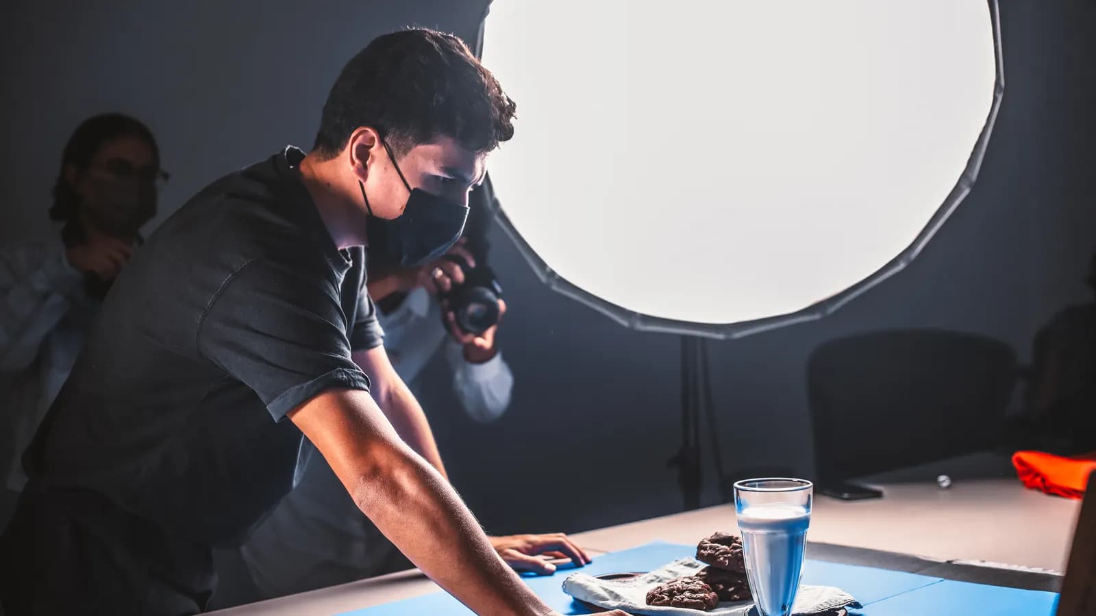 Photographe préparant un shooting produit avec un éclairage de studio